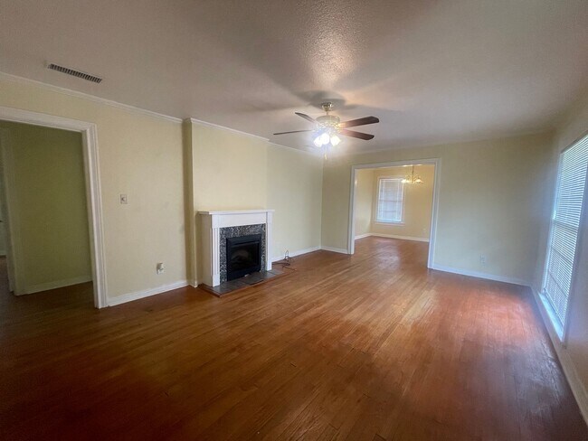 Foto del edificio - Spacious Inside & Out!