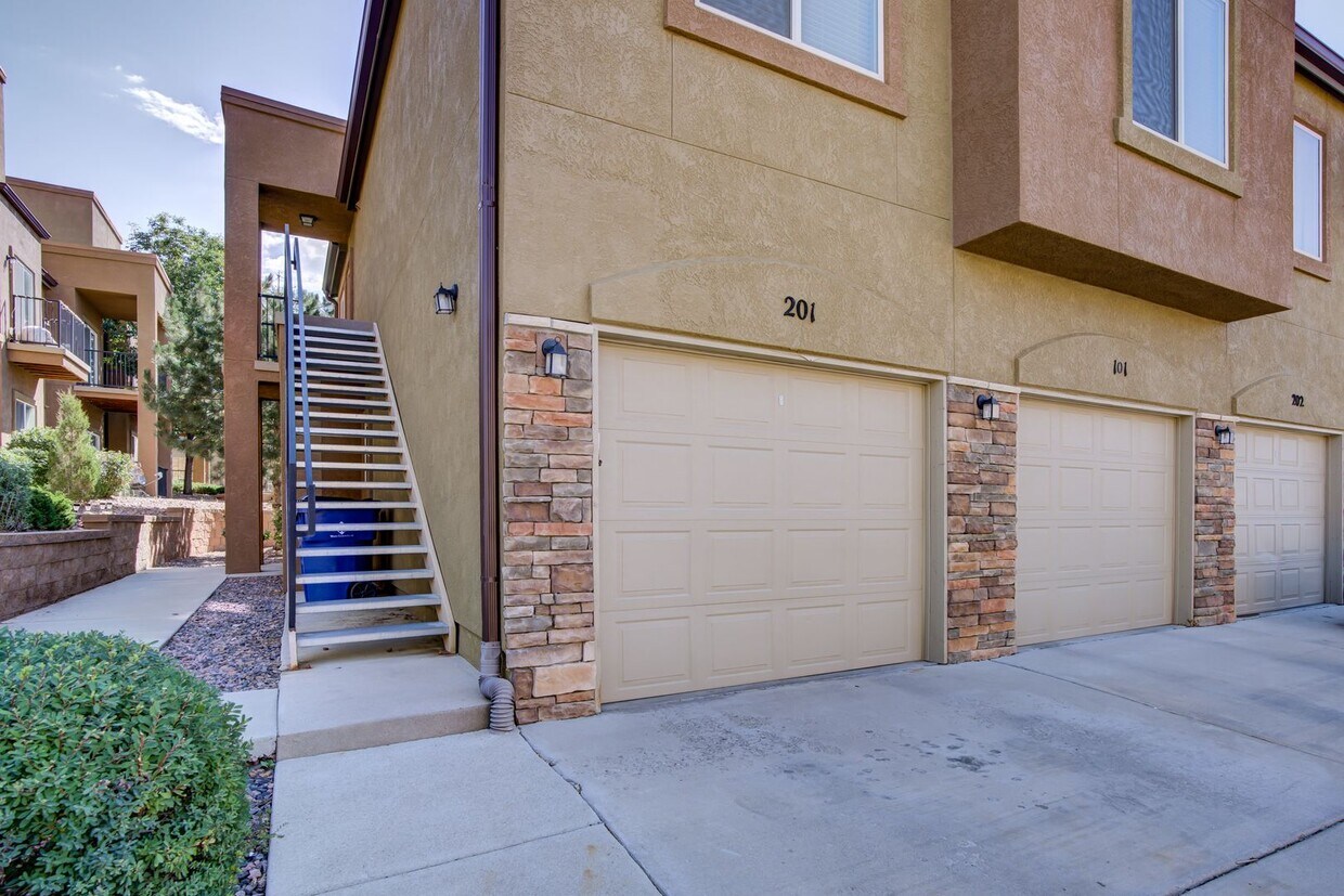 Primary Photo - 2 bedroom Townhome w/Garage in Gated Commu...