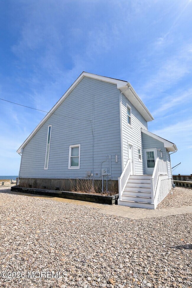 Building Photo - 323 Bayshore Dr