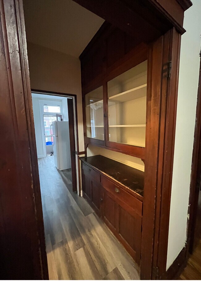 Butlers Pantry - 2020 Allen Ave