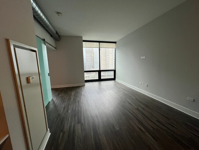 Foto del edificio - 75 E Lake St