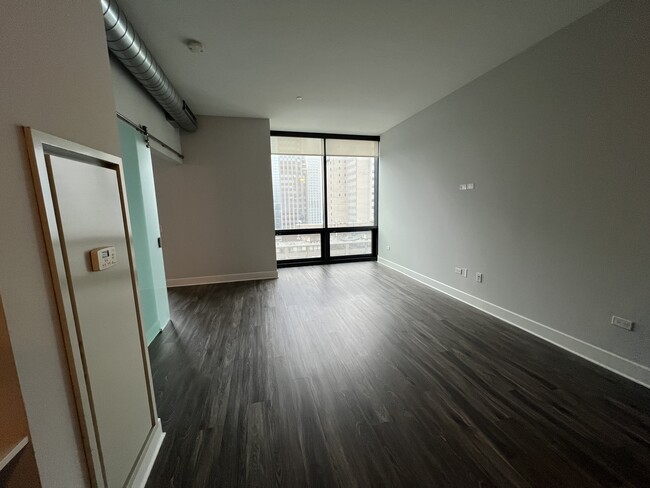 Building Photo - 75 E Lake St