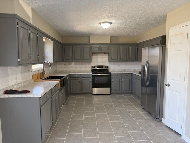 Foto del edificio - AVAILABLE APRIL 3RD