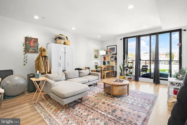 Building Photo - 381 Martin St