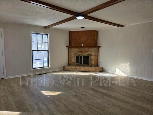 Foto del edificio - 3 Helen Dr