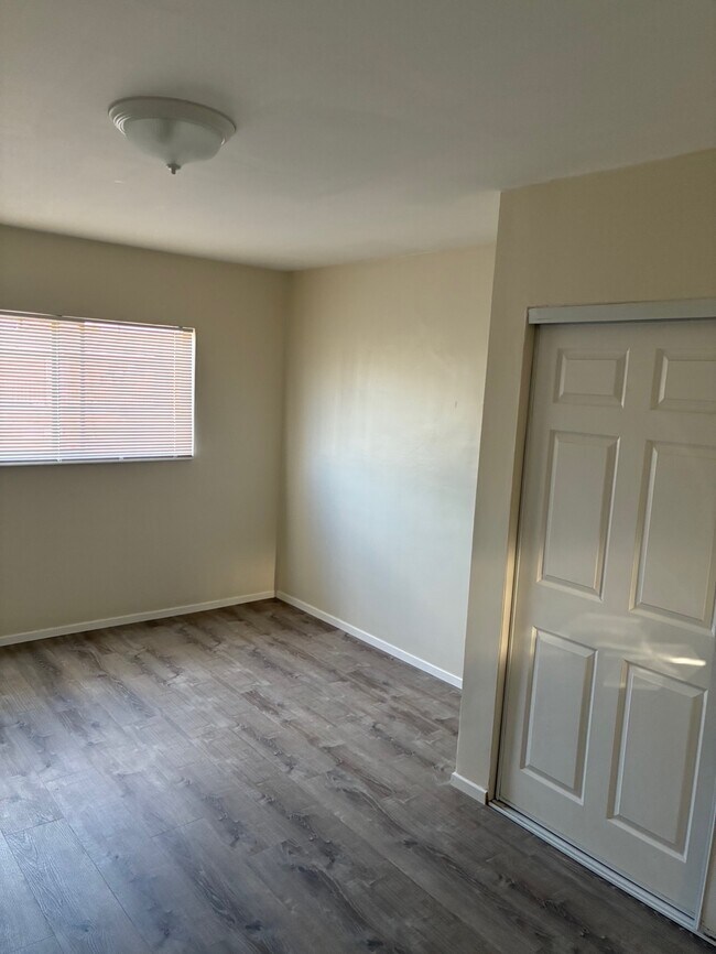 dormitorio grande - 9412 1/2 Flower St