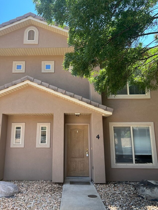 Primary Photo - Beautiful 3 bedroom, 2.5 bathroom townhome...