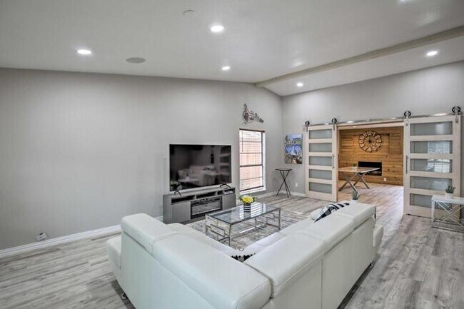 Foto del edificio - 3210 Collins Blvd
