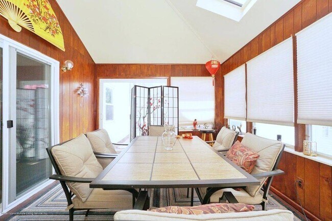 Foto del edificio - 208 Kirshon Ave