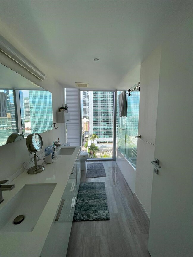 Foto del edificio - 1300 Brickell Bay Dr