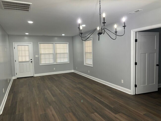 Building Photo - Beautifully Renovated 3 bedroom 3 bathroom...