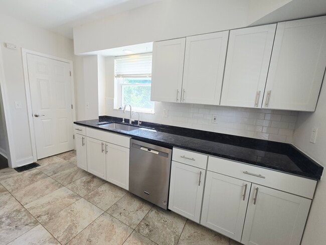 Kitchen - 6323 Heitzler Ave