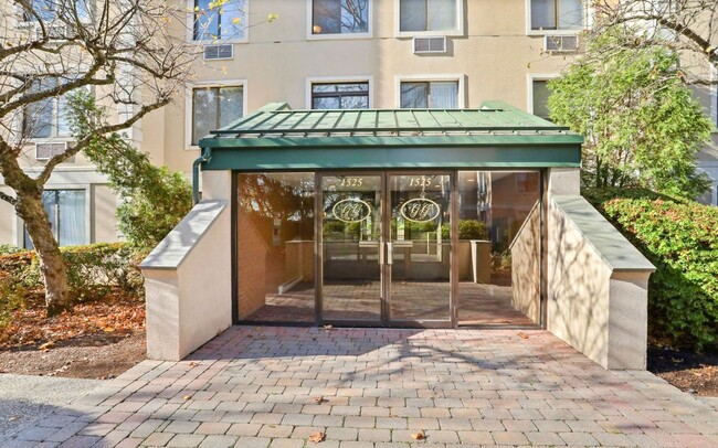 Building Photo - 1525 E Putnam Ave