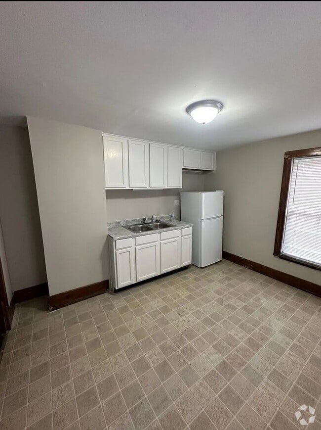 Building Photo - 605 N Detroit St