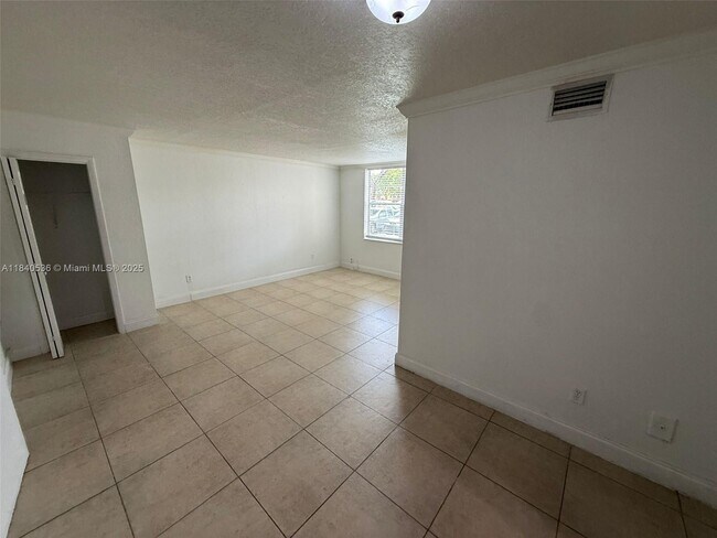 Building Photo - 1815 W 56th St