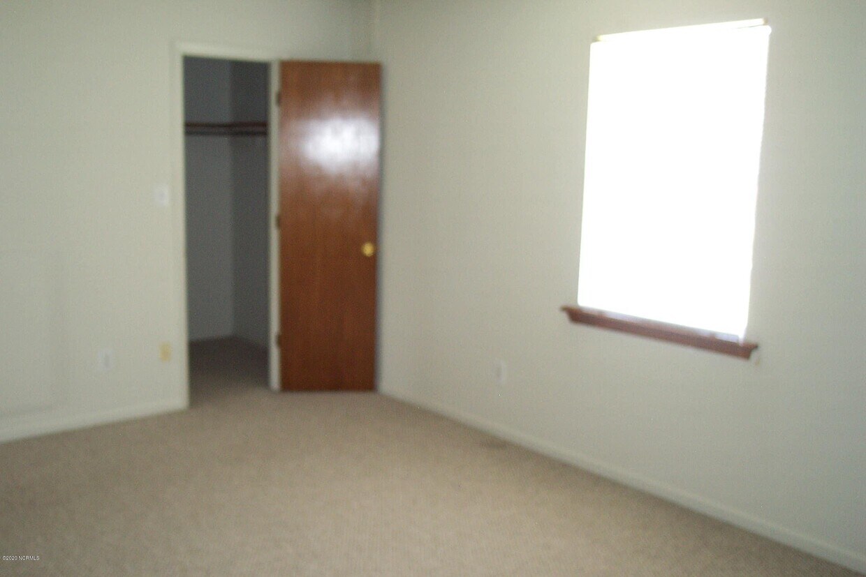 1213 E Fire Tower Rd Unit P, Greenville, NC 27858 Room for Rent in
