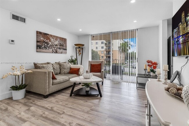 Building Photo - 9310 Fontainebleau Blvd