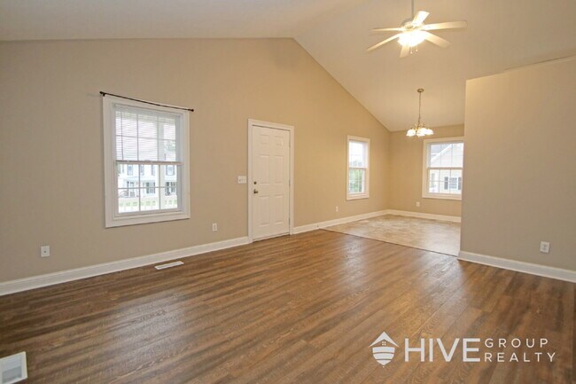Foto del edificio - Welcome to your "home sweet home," perfectly situated just a few blocks from the heart of charmin...