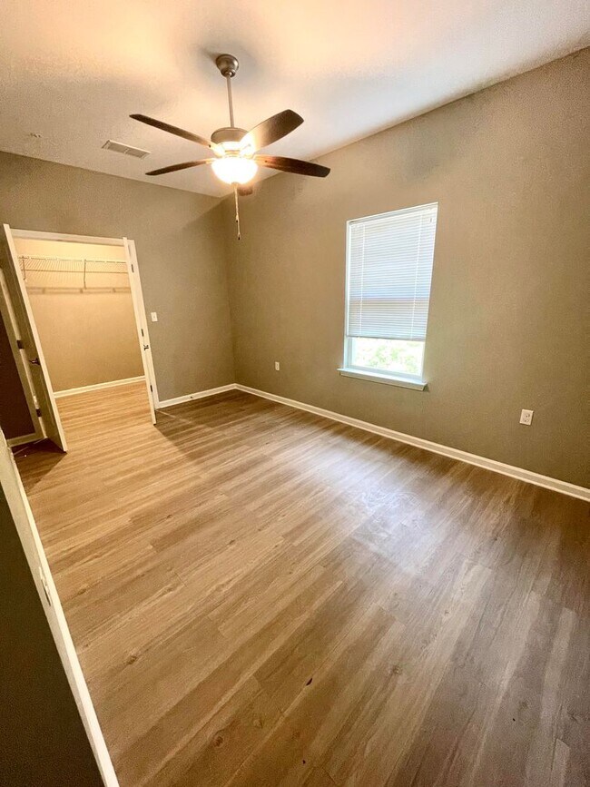 Foto del edificio - **Summer Leasing Promotion at Turtle Creek**