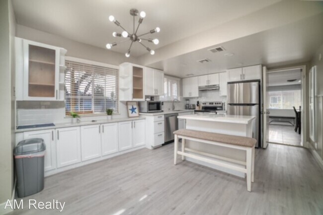 Building Photo - 4 br, 2 bath House - 2101 Las Flores St.