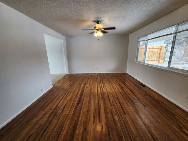 Building Photo - Stunning 3 Bed 2 Bath Home Near Prospect Lake