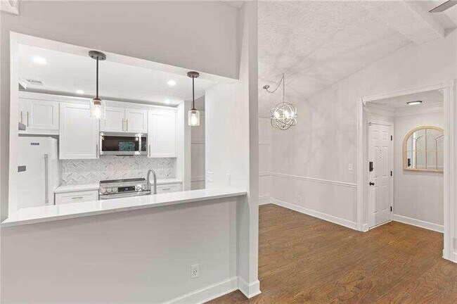 Foto del edificio - 111 Warm Springs Cir