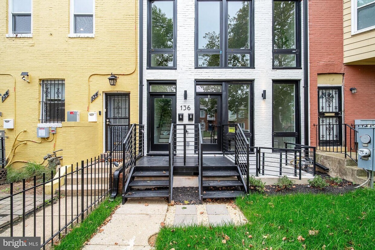 Primary Photo - 136 Q St NW