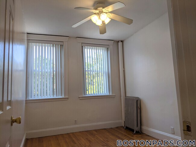 Building Photo - 151 Park Dr