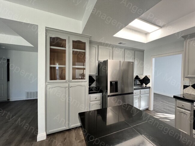 Foto del edificio - 5221 Moonlight Way