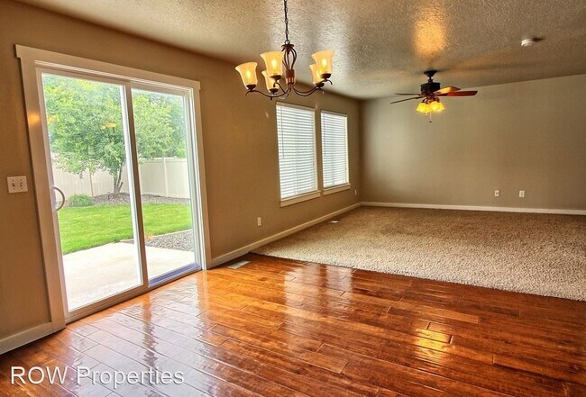 Foto del edificio - 4 br, 2.5 bath House - 2956 N Sharon Ave