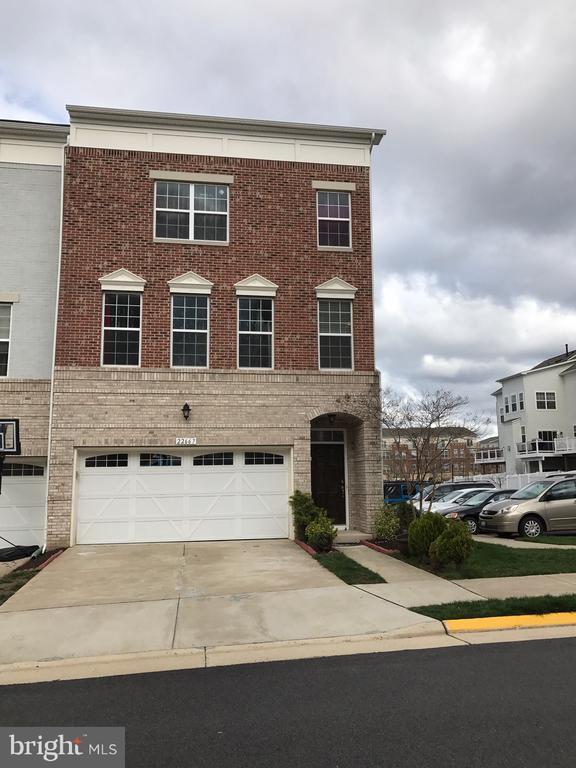 Primary Photo - 22667 Flowing Spring Square