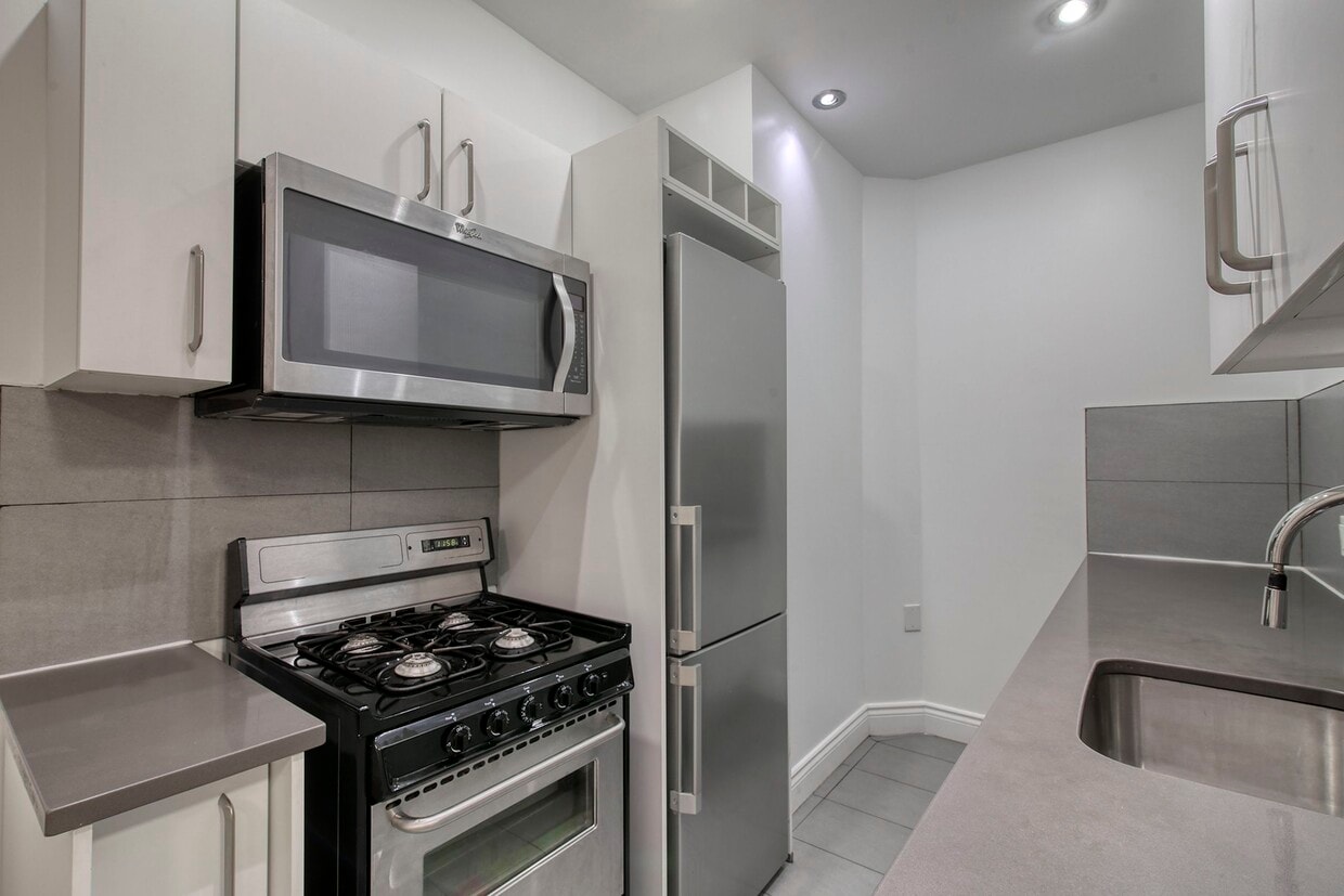 Primary Photo - 3710 Chem. Queen Mary