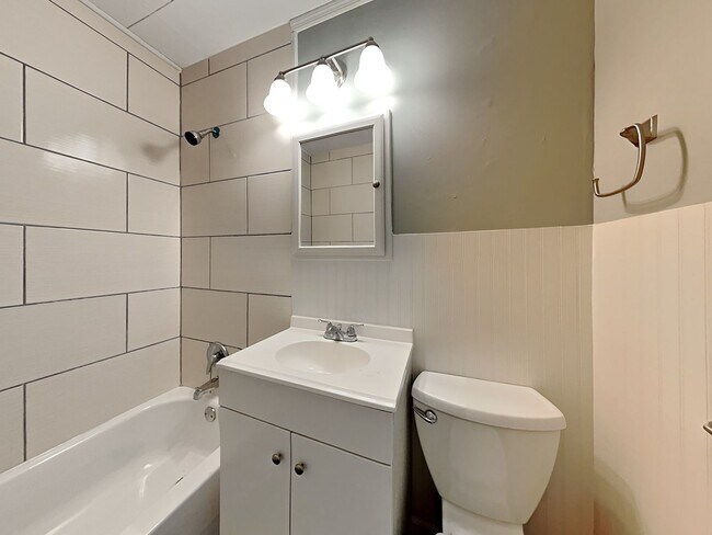 Foto del edificio - Renovated 3BR Home with Basement & Pet-Friendly Yard in KC