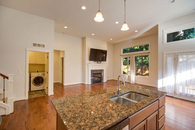 Foto del edificio - 3 (or 4) bedroom Edmonds Home