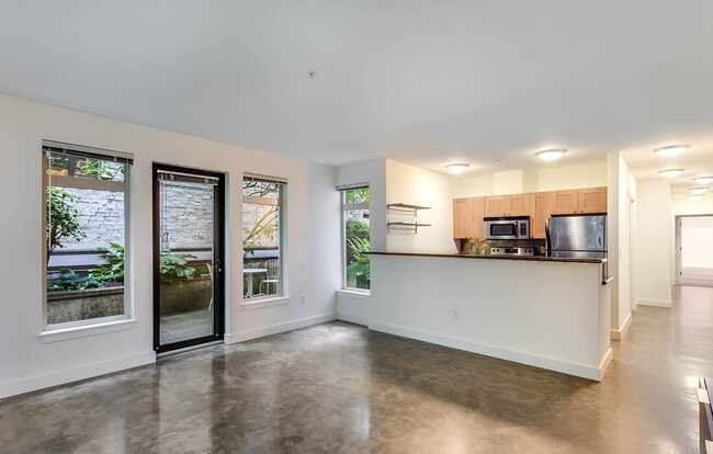 Salón diáfano con suelos de hormigón. - 1610 Belmont Ave