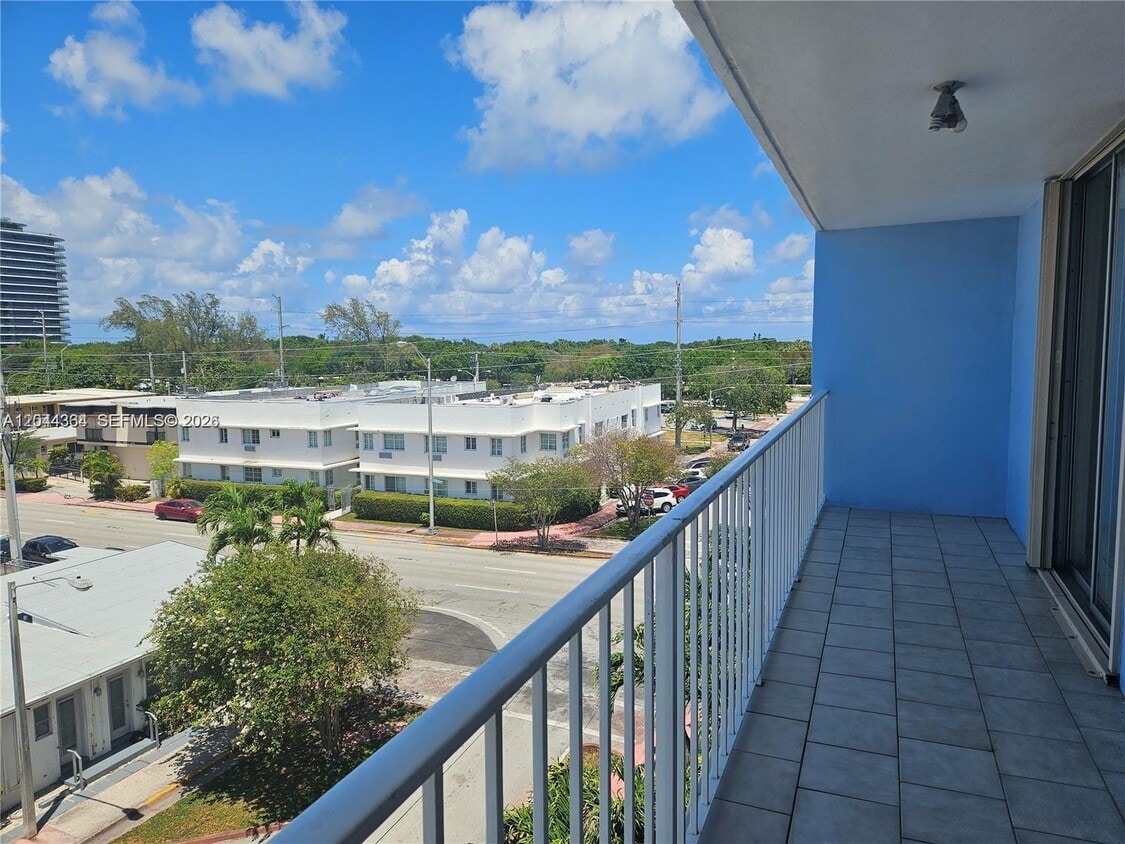 Foto del edificio - 8340 Harding Ave
