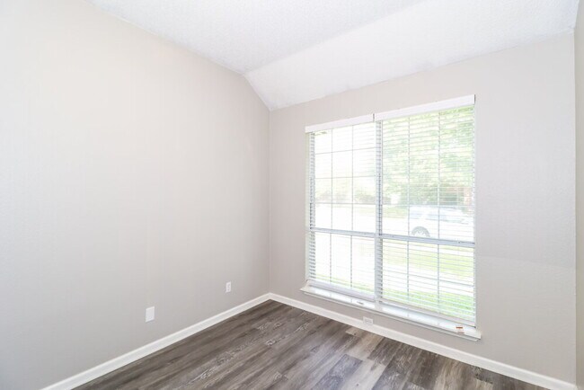 Foto del edificio - 2407 Springfield Dr