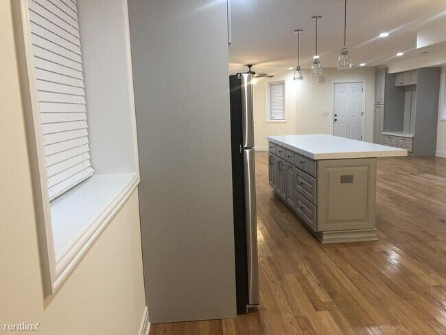 Foto del edificio - 2505 N Hamlin Ave