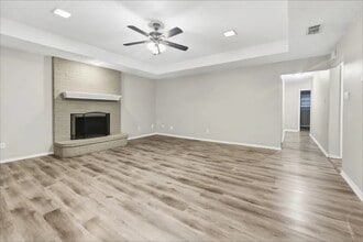 Building Photo - 4510 Lone Oak Dr