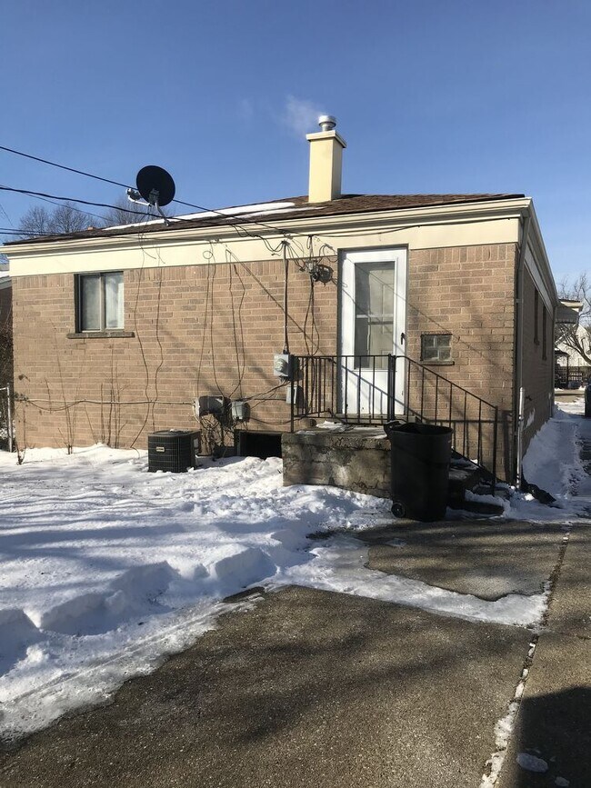 Building Photo - Awesome brick home close to downtown