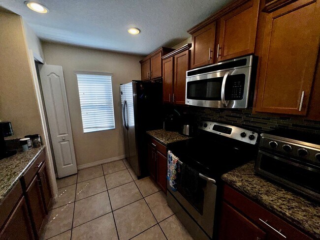 Building Photo - 3 Bedroom 2.5 Bath Treviso Townhome minute...