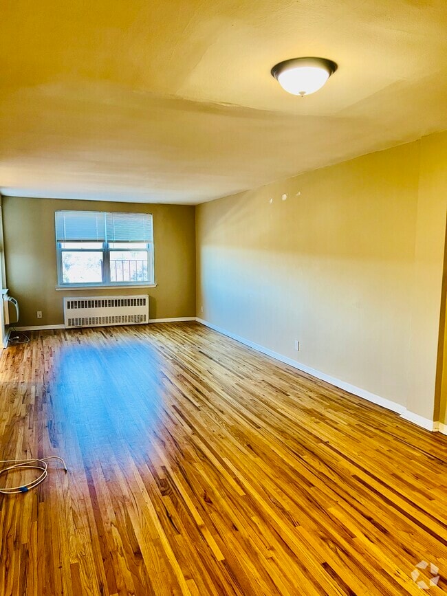 Building Photo - 68 Croton Ave
