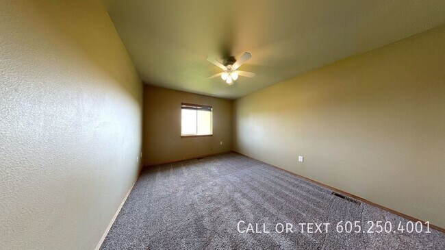 Foto del edificio - 2 Bedroom 1.5 Bathroom Townhome w/ a Doubl...