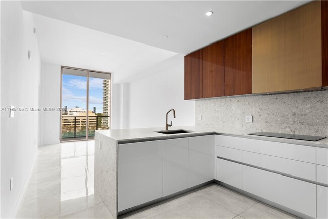 Foto del edificio - 2678 Tigertail Ave