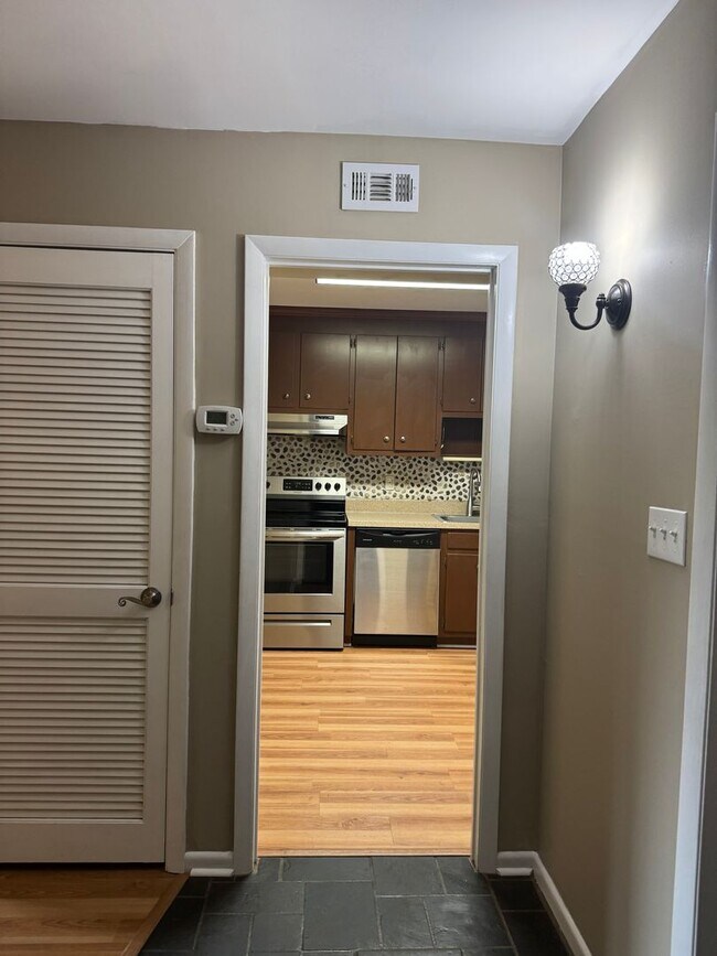 Building Photo - SEASONS TRACE