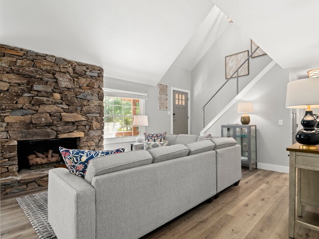 Foto del edificio - 28 Turnberry Dr