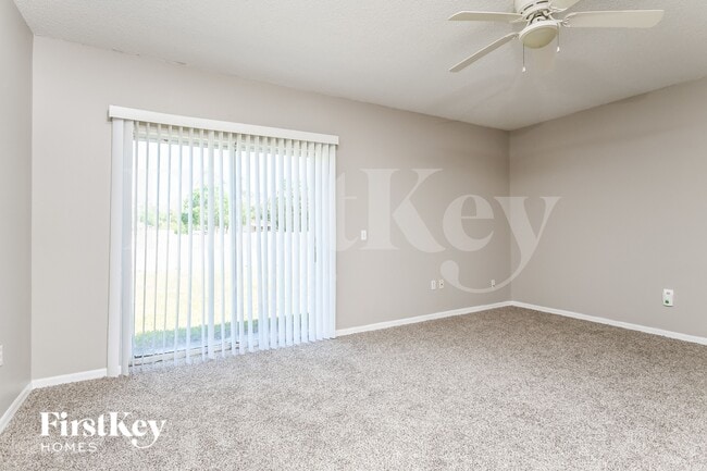 Building Photo - 702 Cotulla Dr