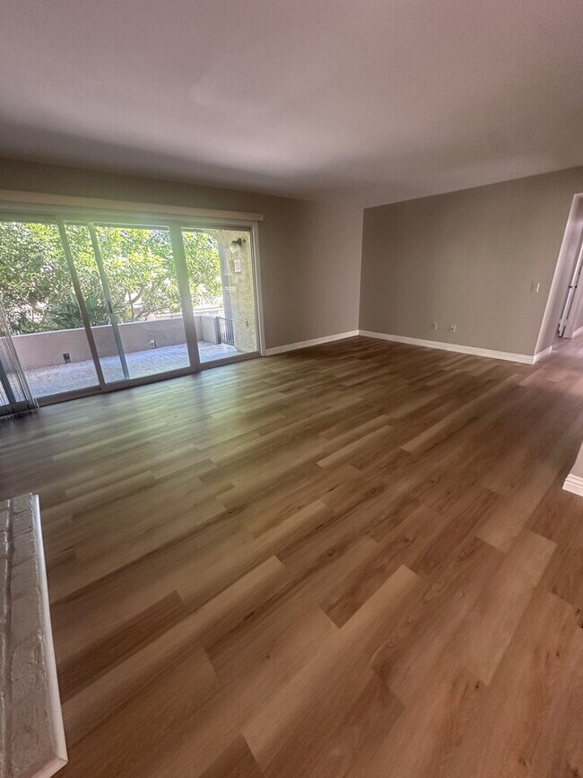 Building Photo - $3,400 - Charming Ground-Floor 2 Bed / 2 Bath Condo in Desirable Oaks North 55+ Community