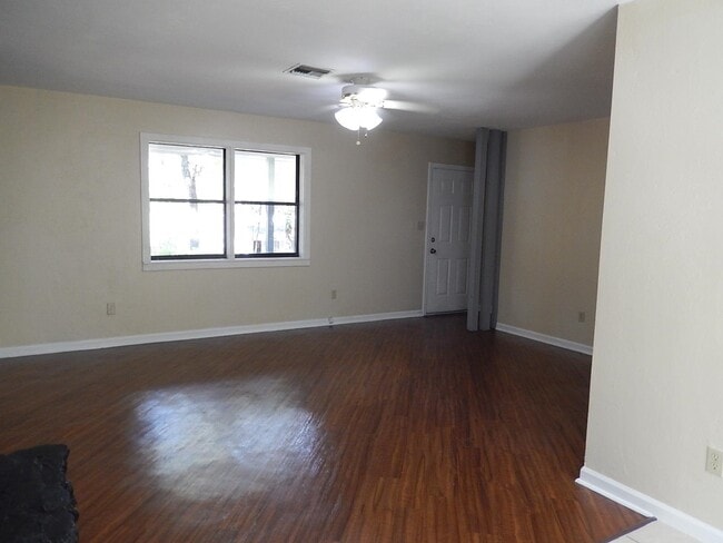 Building Photo - 913 Tamarack Ave