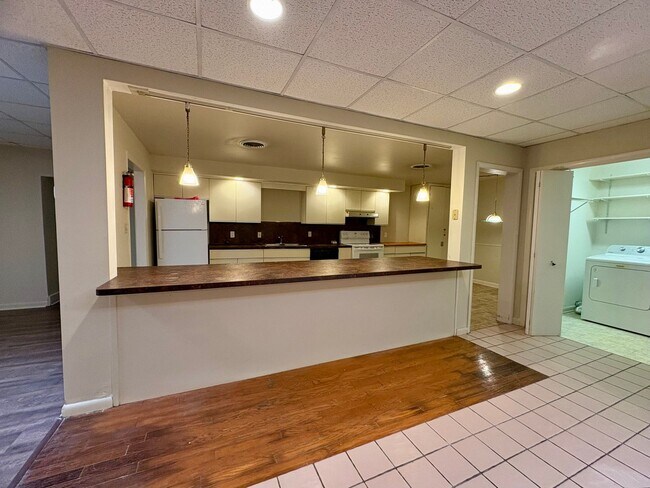 Foto del edificio - 1325 W Poplar St